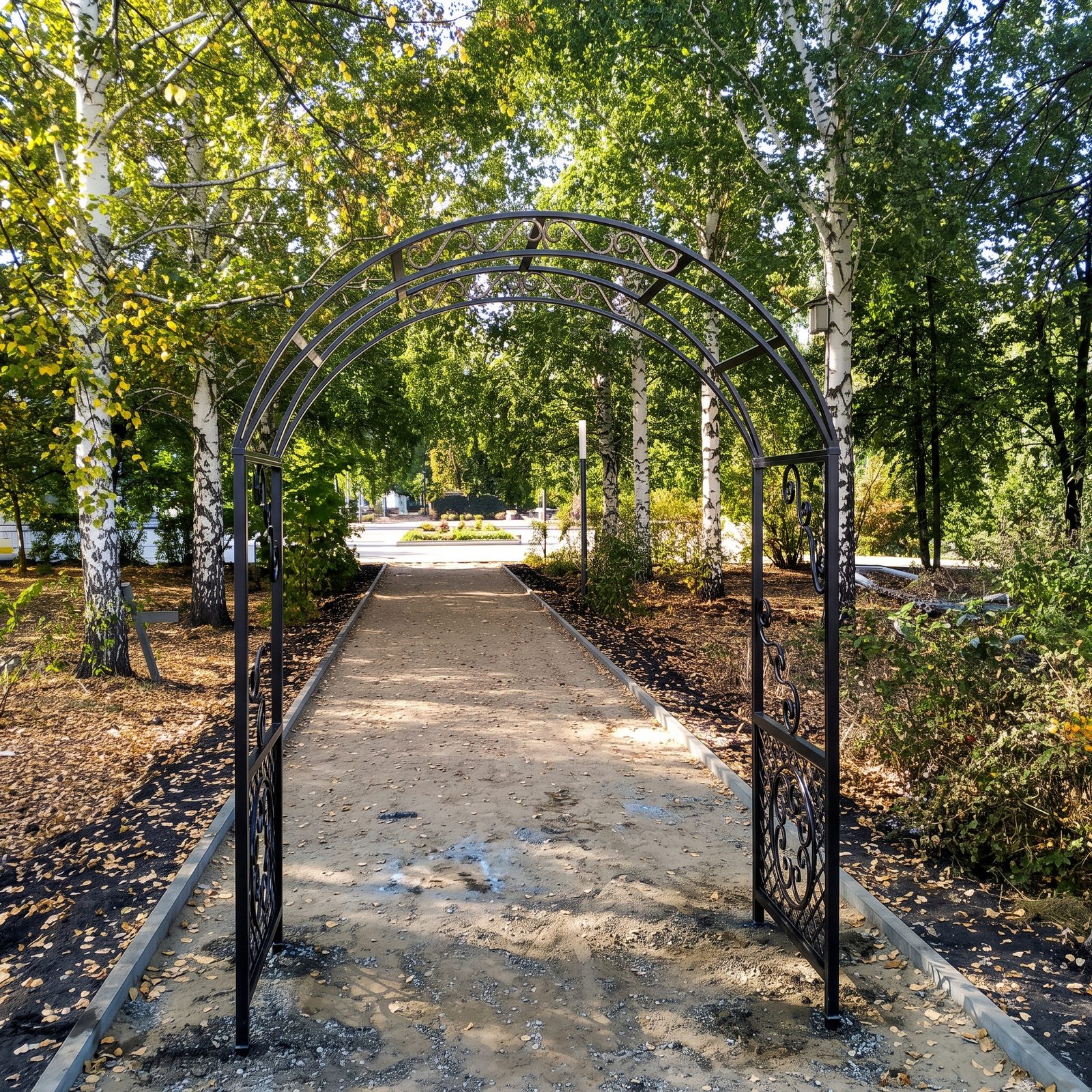 Кованая садовая арка Классика